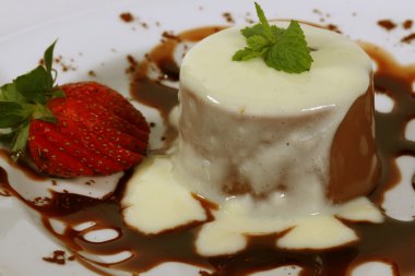 soslu çikolatalı puding