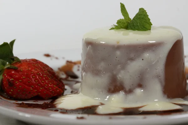 Budín de chocolate con salsa —  Fotos de Stock