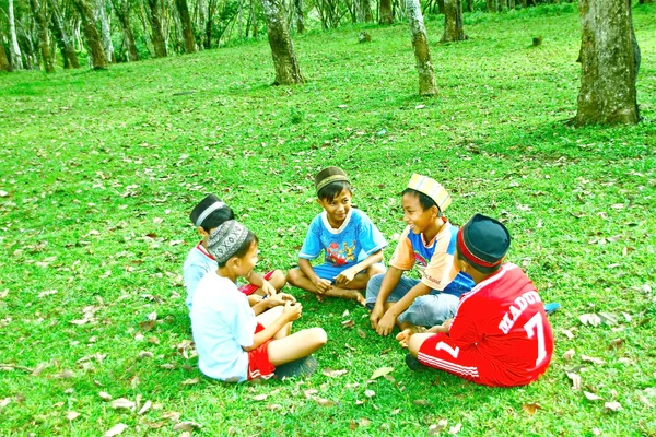 Les enfants au jeu — Photo