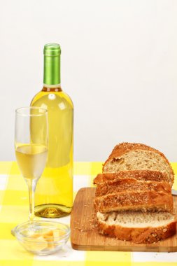 beyaz şarap ve ekmek
