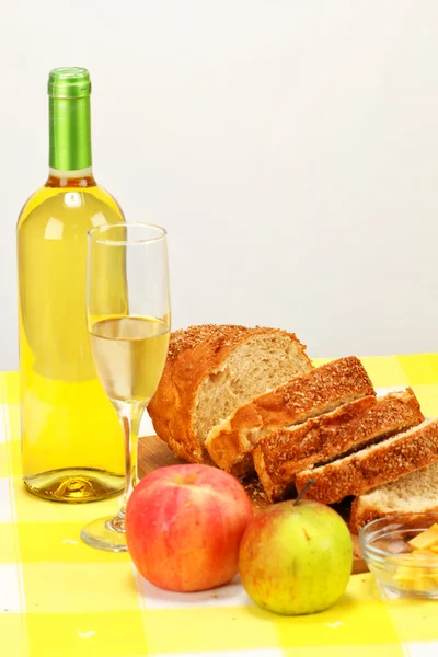 Weißwein und Brot — Stockfoto