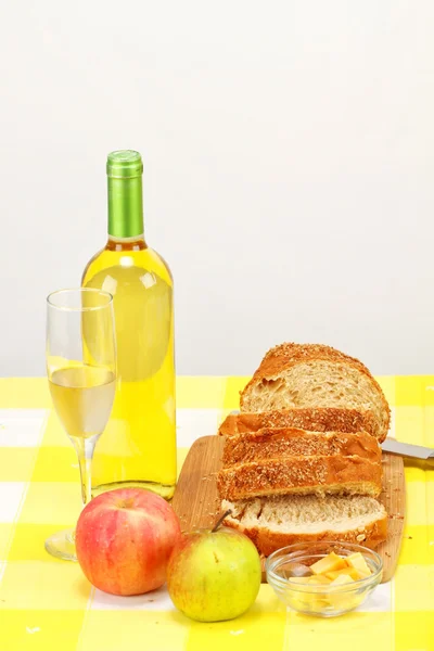Белое вино и хлеб — стоковое фото