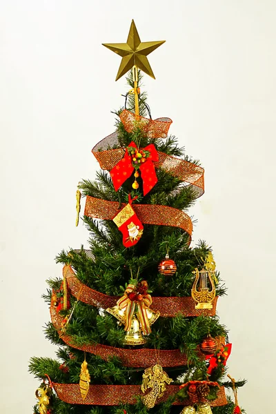 Árbol de navidad aislado sobre fondo blanco — Foto de Stock