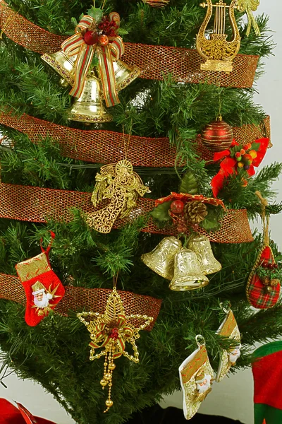 Weihnachtsbaum isoliert auf weißem Hintergrund — Stockfoto