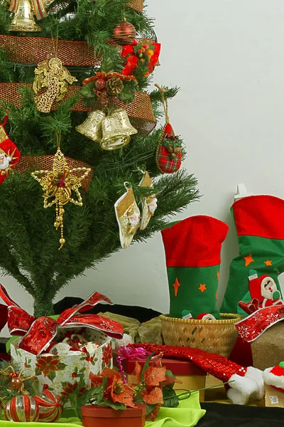 Jul träd isolerad på vit bakgrund — Stockfoto