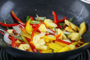 yengeçler acılı sos ile