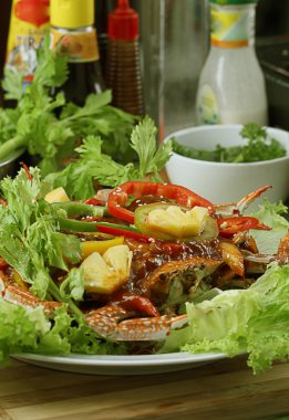 yengeçler acılı sos ile