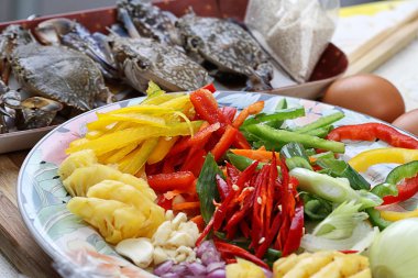 yengeçler acılı sos ile