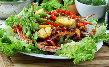 yengeçler acılı sos ile