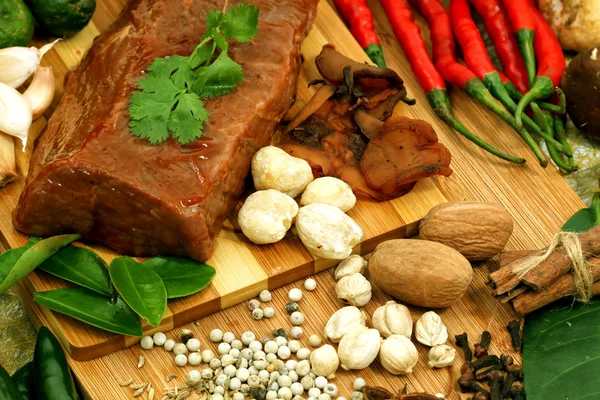 Carne de bovino marinada e especiarias — Fotografia de Stock