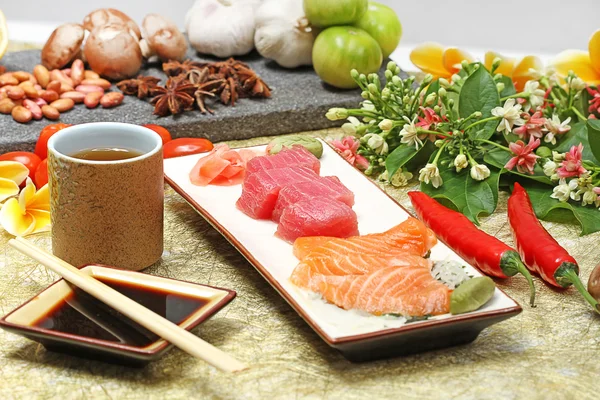 Comida japonesa: sashimi e rolos de sushi — Fotografia de Stock