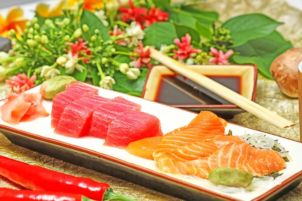Japanese food: sashimi and sushi rolls — Stock Photo, Image