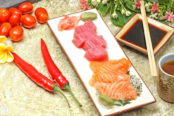 Japansk mat: sashimi och sushi rullar — Stockfoto