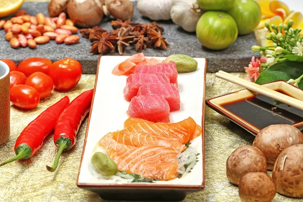 Japanese food: sashimi and sushi rolls — Stock Photo, Image