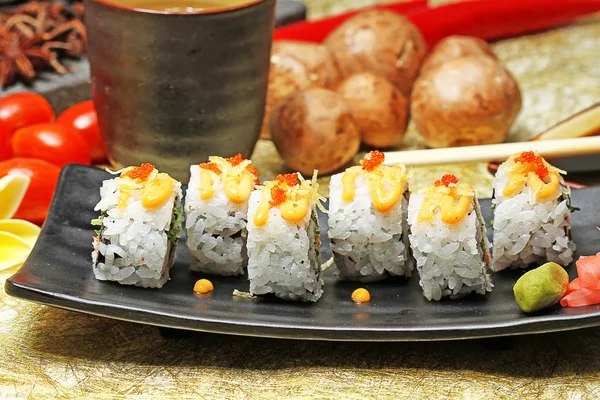 Japansk mat: sashimi och sushi rullar — Stockfoto