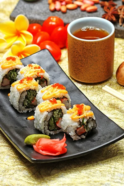 日本食品: 生鱼片和寿司卷 — 图库照片
