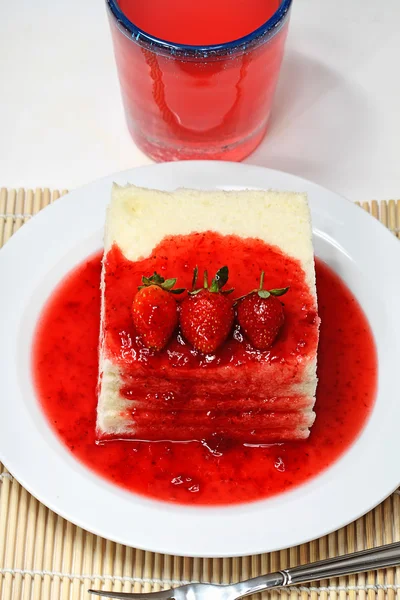 Pan de cereza y fresas —  Fotos de Stock