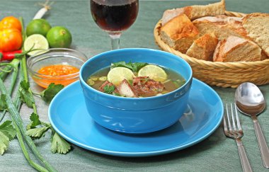 Gıda: kaburga çorba, kek, sığır eti satay