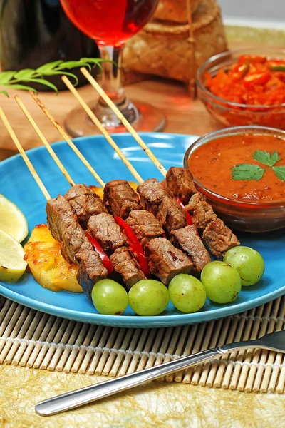 Comida: sopa de costelas, bolos, satay carne — Fotografia de Stock