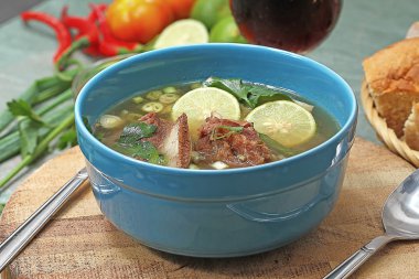 Gıda: kaburga çorba, kek, sığır eti satay