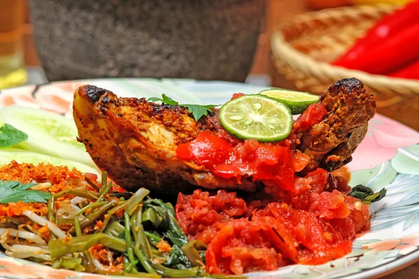 Ayam Bakar Taliwang, comida indonésia — Fotografia de Stock