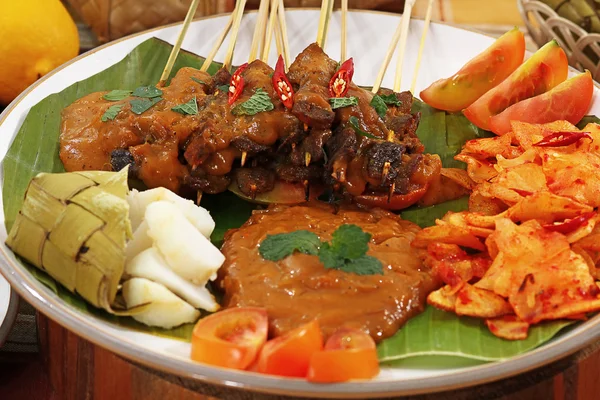 Jídlo: dorty a indonéská kuchyně — Stock fotografie