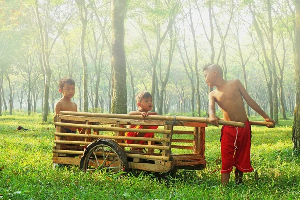 Copii la joacă — Fotografie, imagine de stoc