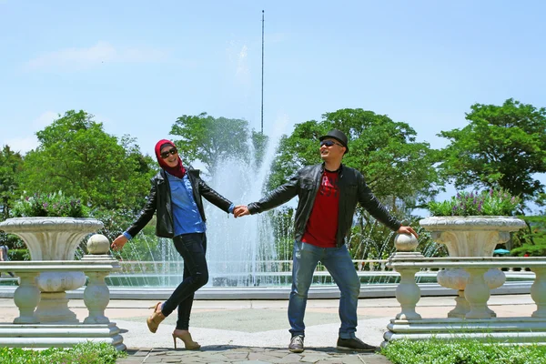 Joven pareja indonesia — Foto de Stock