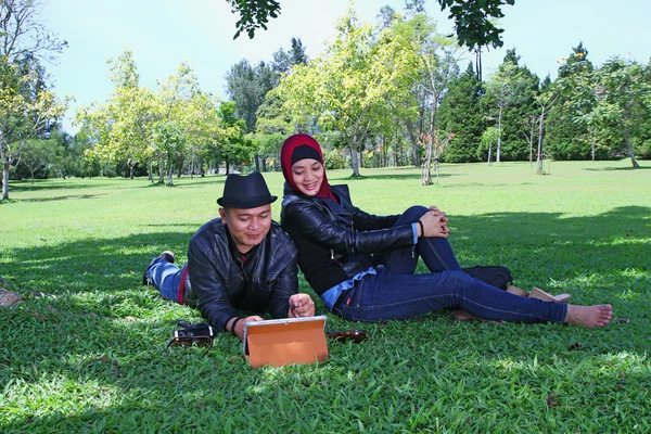 Pasangan muda Indonesia — Stok Foto