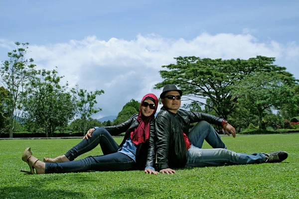 Joven pareja indonesia — Foto de Stock