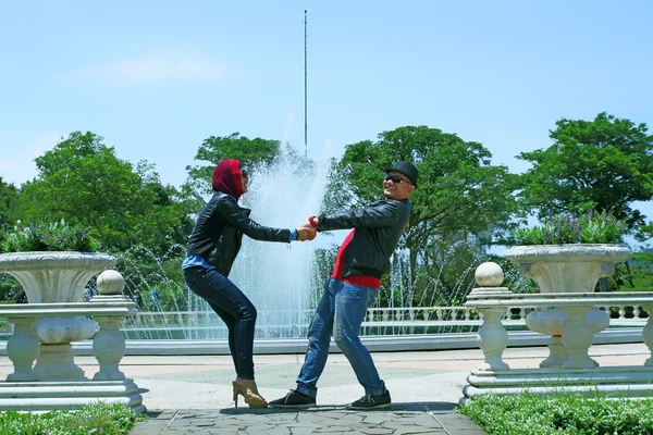 Jovem casal indonésio — Fotografia de Stock