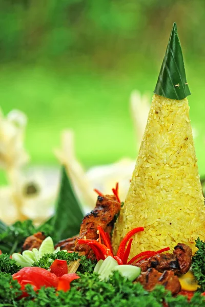 Nasi tumpeng, dania kuchni indonezyjskiej — Zdjęcie stockowe