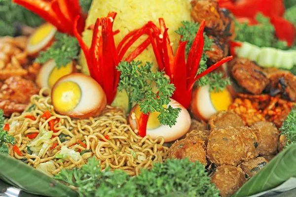 Nasi tumpeng, dania kuchni indonezyjskiej — Zdjęcie stockowe