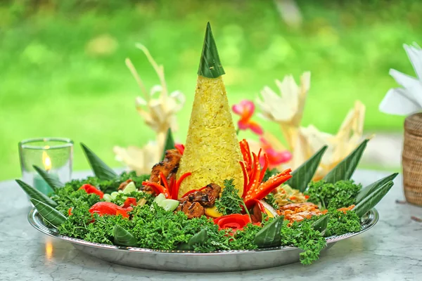 Nasi tumpeng, dania kuchni indonezyjskiej — Zdjęcie stockowe