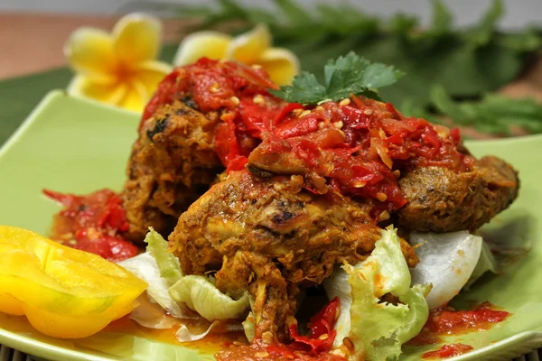 Makanan Indonesia, ayam panggang. — Stok Foto