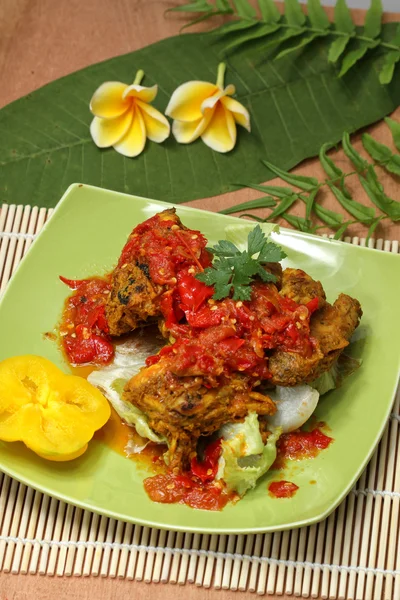 Indonesisches Essen, gegrilltes Huhn — Stockfoto