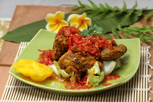 Makanan Indonesia, ayam panggang. — Stok Foto