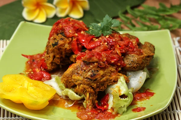 Індонезійська їжа, курка на грилі — стокове фото