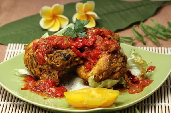 Індонезійська їжа, курка на грилі — стокове фото