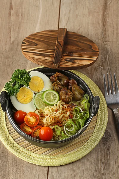 Zupa z makaronem indonezyjski soto mie — Zdjęcie stockowe