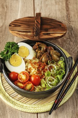 Endonezya şehriye çorbası, soto mie