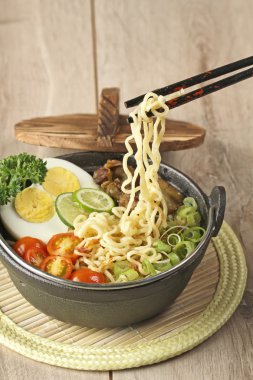 Endonezya şehriye çorbası, soto mie
