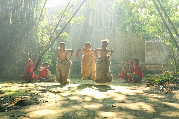 Niños jugando — Foto de Stock