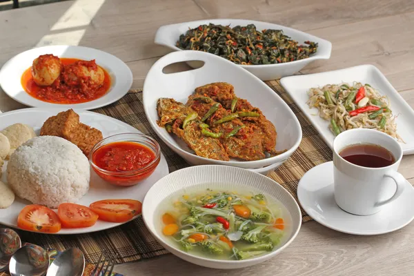 Menu de almoço indonésio — Fotografia de Stock