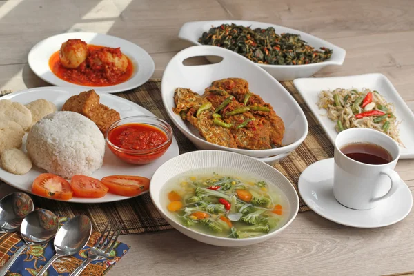 Menu de almoço indonésio — Fotografia de Stock