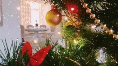 Noel ağacı, düşen kar ve ışıltı, kış tatilinde evde yapılan şenlikli süslemeler.