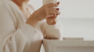 Kışın ve Noel mevsiminde aromatik mumu olan kadın, rahat atmosfer, ev dekorasyonu ve ev yapımı.