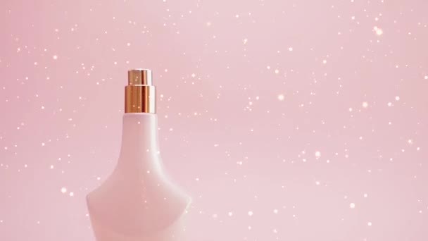 Парфумерна пляшка як просування продуктів краси та косметики на рожевому фоні з святковим блиском — стокове відео
