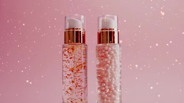 Produkty kosmetyczne do pielęgnacji skóry na różowym tle ze złotym świątecznym brokatem, makijażem i kosmetykami — Wideo stockowe