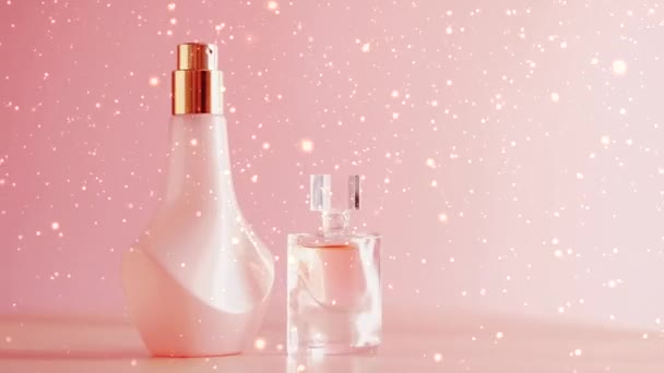 Butelki perfum jako promocja produktów kosmetycznych i kosmetycznych na różowym tle z brokatem wakacyjnym — Wideo stockowe